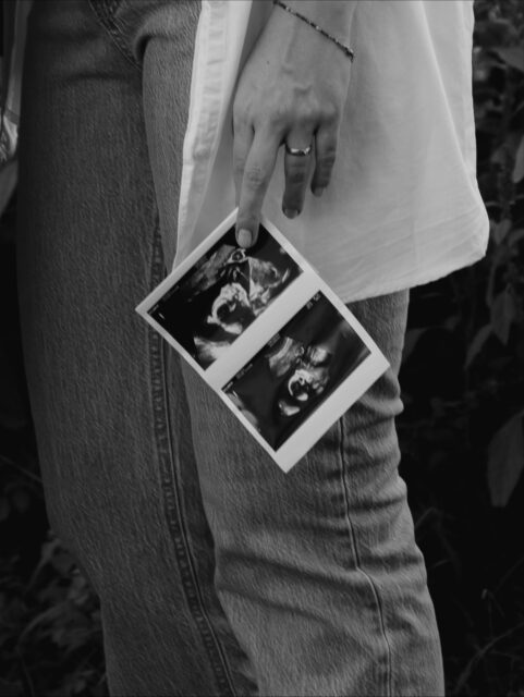 - Kleine Pause für ein großes Glück - 

Ich verabschiede mich für eine kurze Babypause und freue mich auf eine besondere Zeit voller neuer Momente. 🧸
Ab Januar bin ich wieder für euch da - selbstverständlich bleiben alle bereits vereinbarten Shootings bestehen. 
Danke für euer Verständnis und die lieben Worte 💫

Und natürlich verrate ich euch noch, wer unsere Bilder gemacht hat: meine liebste Schwester. ❤️ 
Die Bearbeitung hab ich selbst übernommen. 

________________________________________
#photographer #couple #twobecomethree #babybellyshooting #shootingtime