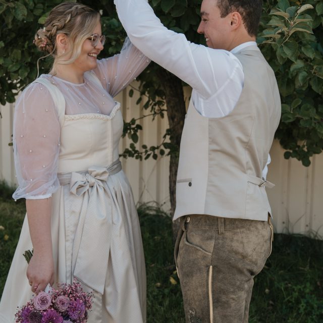 Federleicht 🤍🕊️🌿

Man sagt, man erkennt den richtigen Menschen daran, dass man sich zu Hause fühlt. Die standesamtliche Trauung dieser beiden hat genau dieses Gefühl ausgestrahlt und ich bin sehr dankbar für ihr Vertrauen. F + S

____________________________________________________
#weddingphotography #lovestory #civilwedding #photographer #celebratinglove #lovecaptured