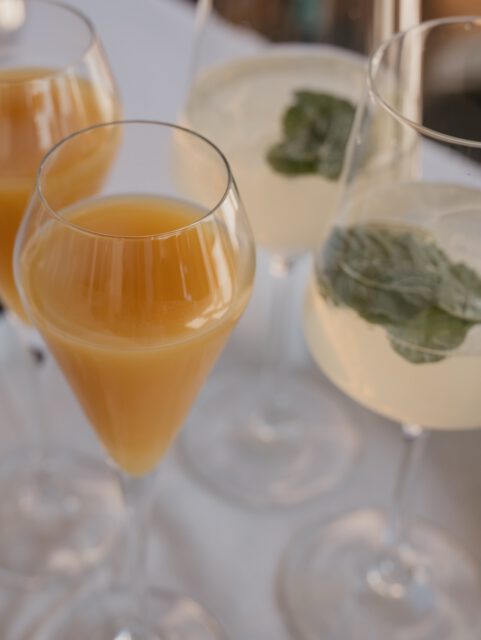 Wenn Genuss, Ästhetik und Service zu einem unvergesslichen Erlebnis verschmelzen - ein Hochzeitsmenü, das alle Sinne verführt. 🥂 

Heute darf ich euch auf eine kulinarische Reise einladen: es geht nach Oberbayern zum @aschbacherhof 
Egal, ob ihr lieber Fleisch, Fisch, vegetarische oder vegane Gerichte bevorzugt: hier kommt jeder auf seinen Geschmack.

Das hervorragende Menü wird nicht nur mit Liebe serviert, sondern auch noch von einem atemberaubenden Ausblick in die Berge begleitet. ✨

________________________________________

#hochzeitsfotograf #hochzeitsmenü #weddingtime #weddingphotography